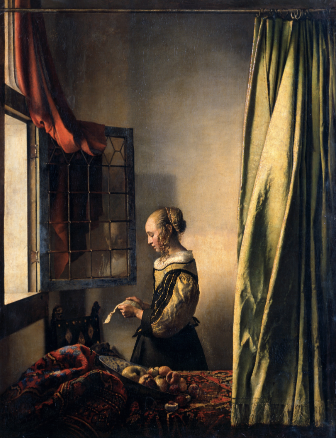  Donna che legge una lettera davanti alla finestra